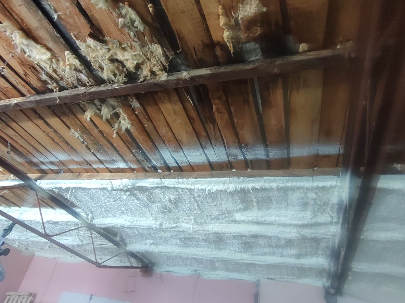 Spumă cu celulă deschisă vs. celulă închisă: Pe care să o alegi pentru mansardă?